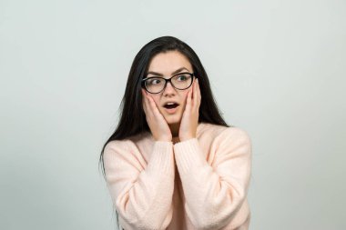 Şaşırdım beyaz arka planda bardaklar takan güzel beyaz bir kadın.