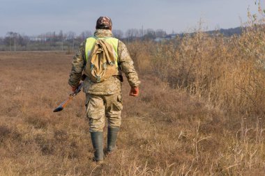 Bir şapka ve bir silah bozkır, avını arayan avcı av için amaçlamaktadır