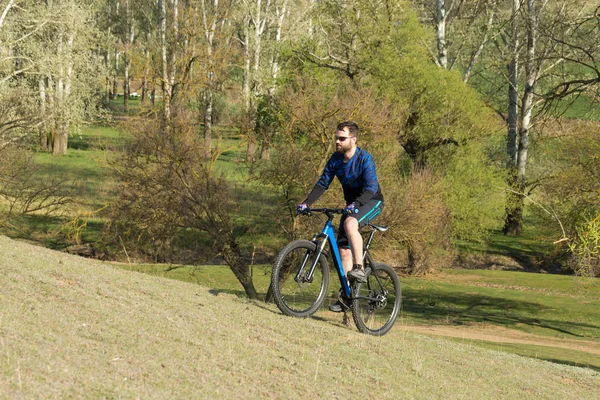 Cyklist Shorts Och Jersey Modern Kol Hardtail Cykel Med Luftfjädring — Stockfoto