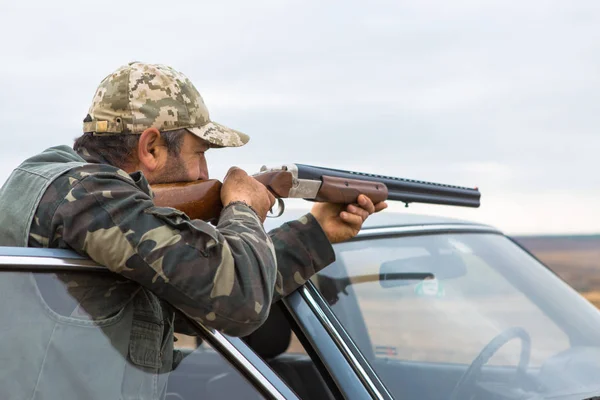 Cacciatore Con Cappello Pistola Cerca Prede Nella Steppa Mira Alla — Foto Stock