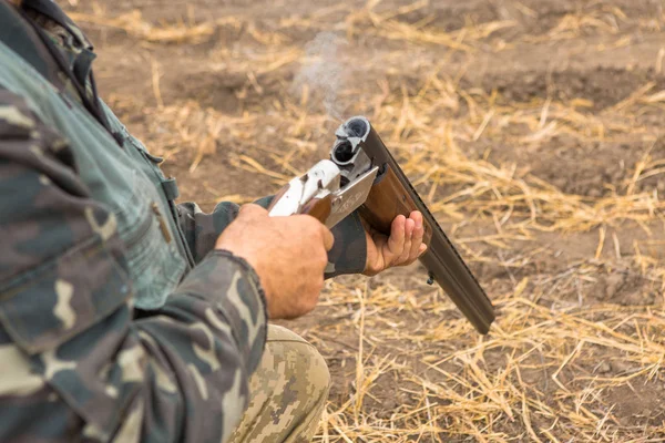 Jäger Mit Hut Und Gewehr Auf Der Suche Nach Beute — Stockfoto