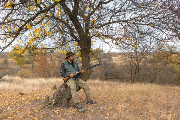 Chasseur Avec Chapeau Une Arme Feu Recherche Proies Dans Steppe — Photo