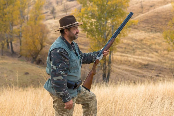 Chasseur Avec Chapeau Une Arme Feu Recherche Proies Dans Steppe — Photo