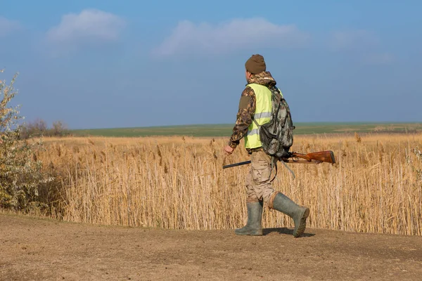 Hunter Rifle Hunting Outdoors — стоковое фото