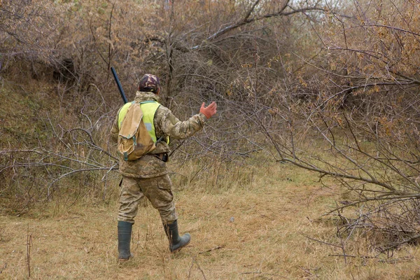 Cazador Con Sombrero Pistola Busca Presas Estepa Apunta Presa — Foto de Stock