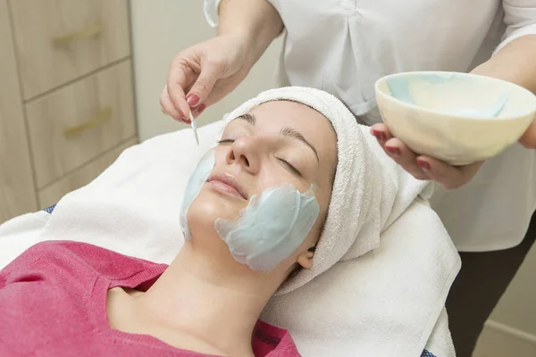 Ansiktsvård Skönhetsolja Mask Ansiktet Med Hjälp Borste Spa Salong — Stockfoto