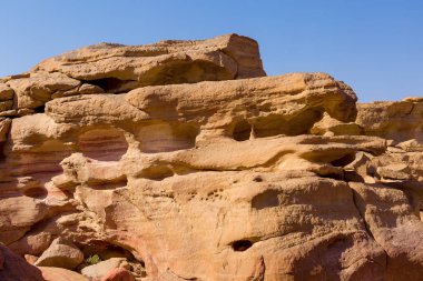 Renkli Kanyon South Sinai (Mısır) Yarımadası'nda bir rock oluşumdur. Çöl kayalar çok renkli kumtaşı arka plan.