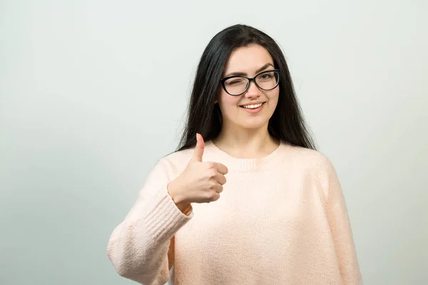 Ritratto Una Bella Ragazza Maglione Rosa Guarda Parte Con Espressione — Foto Stock