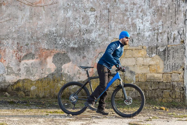 빈티지 콘크리트 포크를 자전거에 운동복 — 스톡 사진
