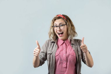 güzel sarışın beyaz kız gözlük takıyor beyaz arka planda baş parmak işareti yapıyor.