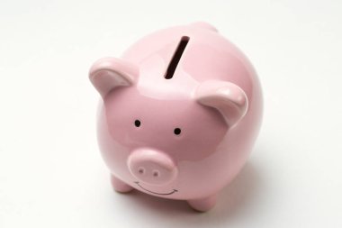 Kumbarası beyaz arka planda izole edilmiş. Yukarıdan görüntüle.