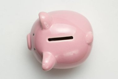 Kumbarası beyaz arka planda izole edilmiş. Yukarıdan görüntüle.