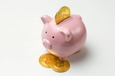 Beyaz arka planda bitcoin ile Piggybank. Sanal kripto para birimi kaydetme konsepti.