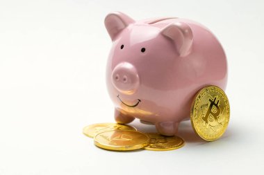 Beyaz arka planda bitcoin ile Piggybank. Sanal kripto para birimi kaydetme konsepti.
