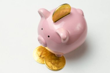 Beyaz arka planda bitcoin ile Piggybank. Sanal kripto para birimi kaydetme konsepti.