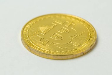 Beyaz arkaplanda izole edilmiş altın bitcoin