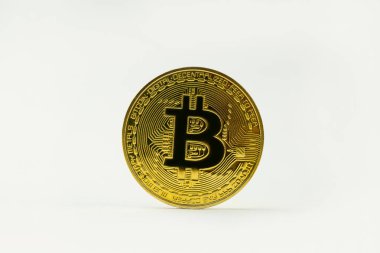 Beyaz arkaplanda izole edilmiş altın bitcoin