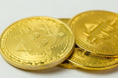 Beyaz arkaplanda izole edilmiş altın bitcoin