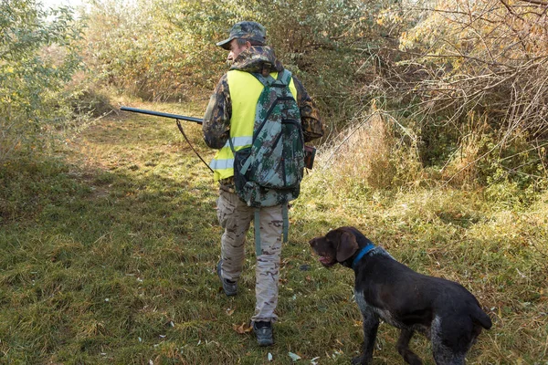 Male Hunter Rifle Hunting Outdoors — Fotografia de Stock