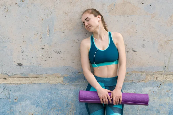 Bella Ragazza Atletica Sottile Abbigliamento Sportivo Una Pausa Dopo Esercizio — Foto Stock