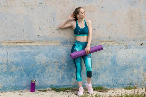 Mooie Slanke Atletische Meisje Sportkleding Maakt Een Pauze Oefening Achtergrond — Stockfoto