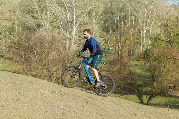 Cyklist Shorts Och Jersey Modern Kol Hardtail Cykel Med Luftfjädring — Stockfoto