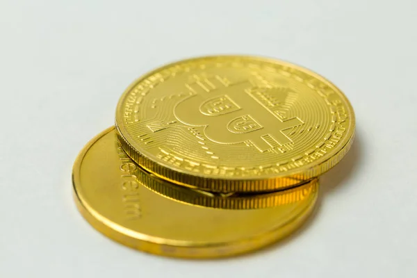 Χρυσό Bitcoin Απομονωμένο Λευκό Φόντο — Φωτογραφία Αρχείου