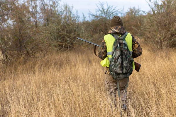 Male Hunter Rifle Hunting Outdoors — Stock Photo, Image