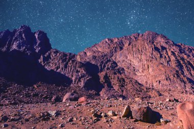 Gün doğumunda görünür sis ile siluet dağ sırası. Uçsuz bucaksız çölün güzel dağları.
