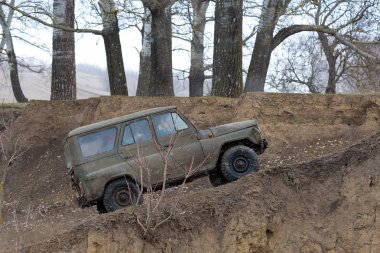 Kirli yolda giden SUV arabası.