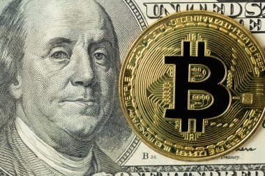 Şifreli altın sikkeler - Bitcoin, Ethereum, Litecoin 100 dolarlık banknotun arka planına karşı. Sanal para kavramı.