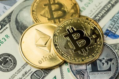 Şifreli altın sikkeler - Bitcoin, Ethereum, Litecoin 100 dolarlık banknotun arka planına karşı. Sanal para kavramı.