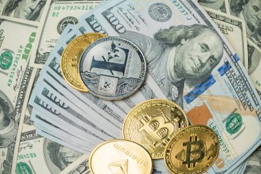 Şifreli altın sikkeler - Bitcoin, Ethereum, Litecoin 100 dolarlık banknotun arka planına karşı. Sanal para kavramı.