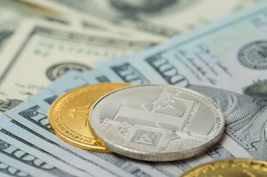 Şifreli altın sikkeler - Bitcoin, Ethereum, Litecoin 100 dolarlık banknotun arka planına karşı. Sanal para kavramı.