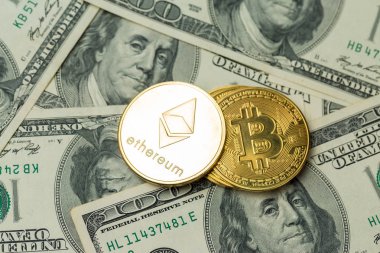 Şifreli altın sikkeler - Bitcoin, Ethereum, Litecoin 100 dolarlık banknotun arka planına karşı. Sanal para kavramı.