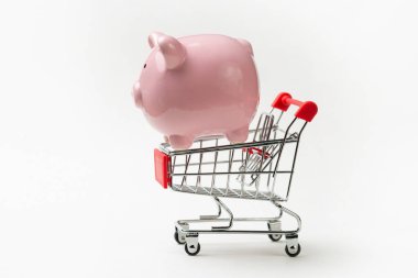 Bitcoin tekerlekli market arabası. Teknolojik atılım kavramı, online alışveriş.