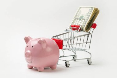 Bitcoin tekerlekli market arabası. Teknolojik atılım kavramı, online alışveriş.