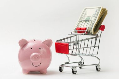 Bitcoin tekerlekli market arabası. Teknolojik atılım kavramı, online alışveriş.