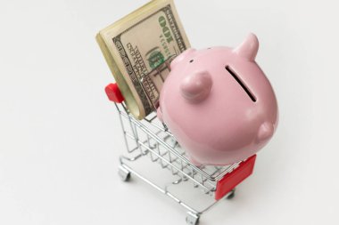 Bitcoin tekerlekli market arabası. Teknolojik atılım kavramı, online alışveriş.