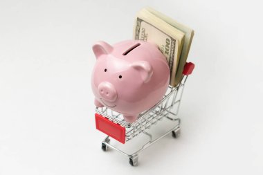 Bitcoin tekerlekli market arabası. Teknolojik atılım kavramı, online alışveriş.