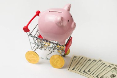 Bitcoin tekerlekli market arabası. Teknolojik atılım kavramı, online alışveriş.