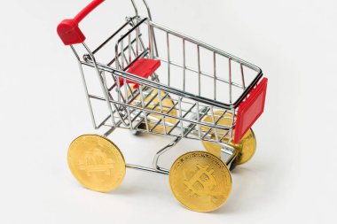 Bitcoin tekerlekli market arabası. Teknolojik atılım kavramı, online alışveriş.
