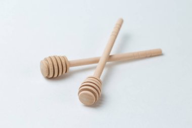 Beyaz arkaplanda bal ve kaşık