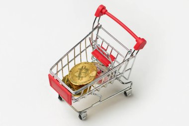Bitcoin tekerlekli market arabası. Teknolojik atılım kavramı, online alışveriş.