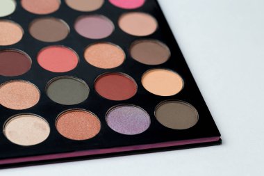 Dişi göz gölgelerinden kesilmiş