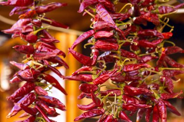 Kırmızı kırmızı kırmızı biber dışarıda kuruyor.