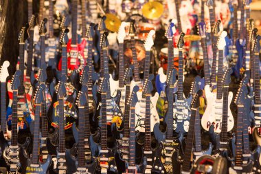 Piyasada gitar şeklinde hediyelik eşyalar.