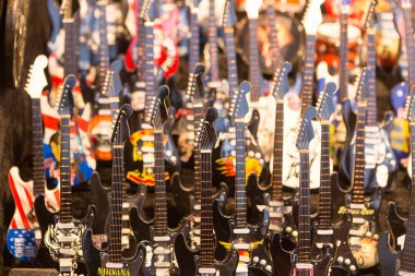 Piyasada gitar şeklinde hediyelik eşyalar.