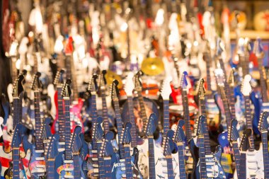 Piyasada gitar şeklinde hediyelik eşyalar.