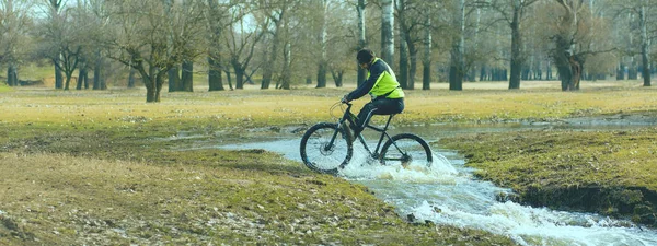 Junger Mann Mit Fahrrad Park — Stockfoto